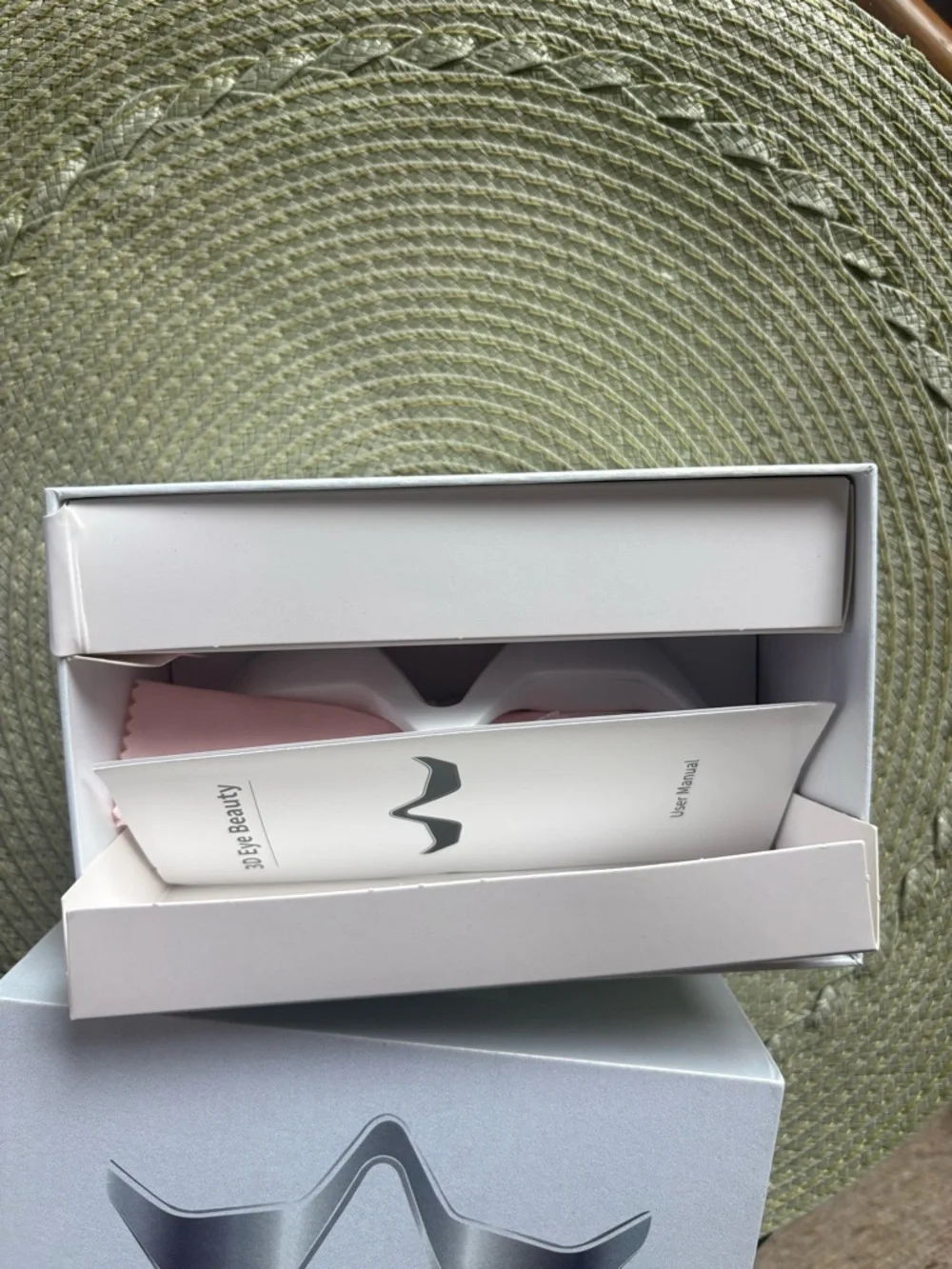 NWT White Red-Light Under-Eye Therapy Glasses – Rechargeable Eye Care